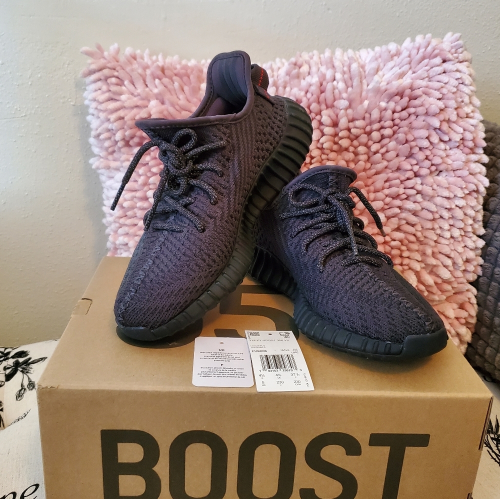 Yeezy Boost 350 V2 Triple black - Picture 1 of 6